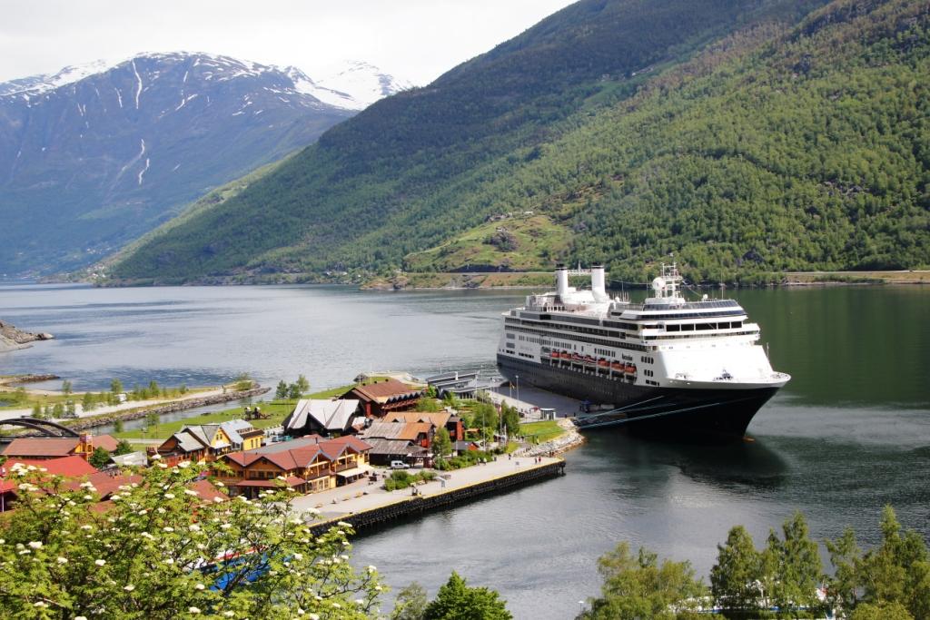 El MS Rotterdam atracado en Flam (Noruega) uno de los más bellos fiordos de Noruega, el Sognefjord, que se traduciría como "Fiordo de los Sueños" CRUCEROS MS ROTTERDAM HOLLAND AMERICA NORWEGIAN FJORDS FIORDOS NORUEGOS CRUCEROS HOLLAND AMERICA MS ROTTERDAM CRUCEROS FIORDOS NORUEGOS CRUCEROS CABO NORTE CRUCEROS NORTE DE EUROPA CREUERS NORD EUROPA